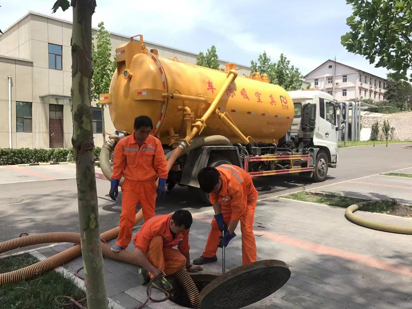 松江管道疏通车停在窨井附近