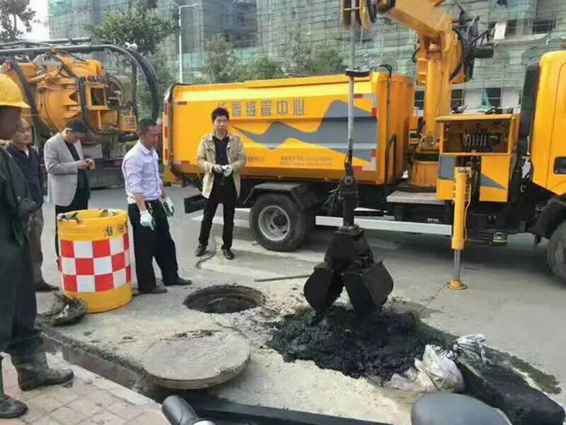 松江街道：网格员化身“清道夫”，为民解忧疏通“堵心”化粪池