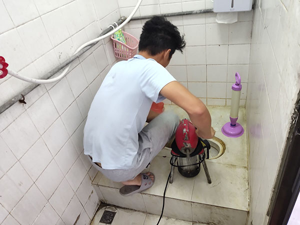 松江肥皂掉到马桶里把马桶堵住了怎么办？马桶堵住了怎么办