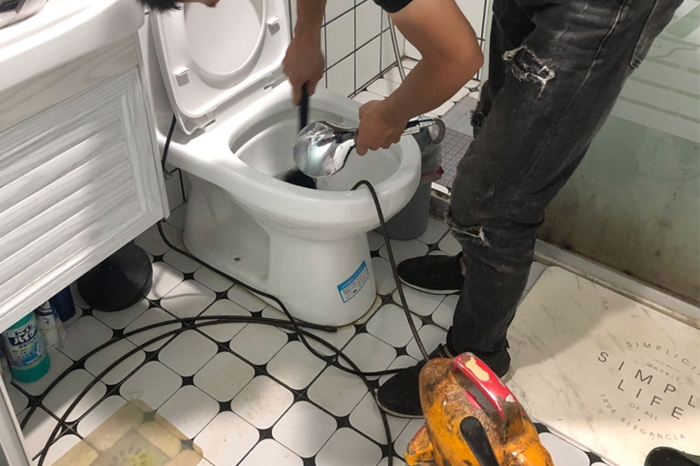 松江马桶堵塞自己疏通还是找师傅？专业上门服务让你省时更省心